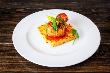 Ispanaklı ve beyaz tabakta karamel soslu omlet..