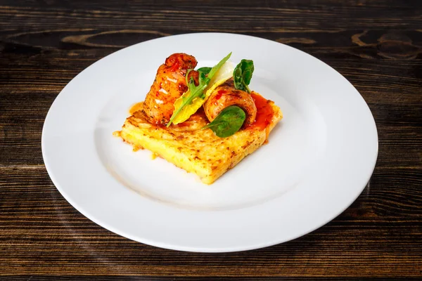 Rolos Carne Uma Omelete Com Espinafre Molho Caramelo Chapa Branca — Fotografia de Stock