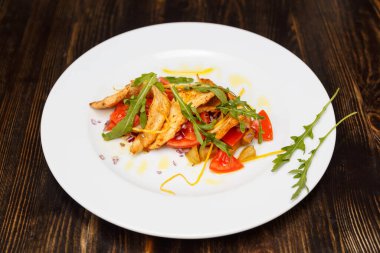 Roka soslu tavuk salatası ve zeytinyağı, sarımsak, limon, soğan ve kekik soslu çıtır biber.