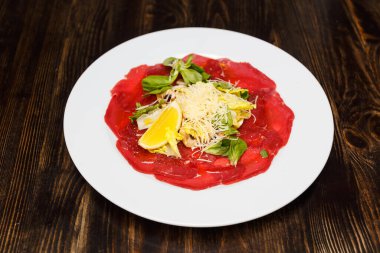 Dana carpaccio. Limonlu dana eti ve parmesan peyniri. Üst Manzara. Boş kopyalama alanı.