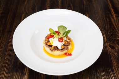 Güzel hizmet veren Beyaz Restoran Tabağı: Hot Beef Stroganoff veya patates, acı biber ve ıspanak ile biftek. Ekşi Krema soslu Befstroganov ile ana yemek Kırsal Ahşap Masa Arkaplanı