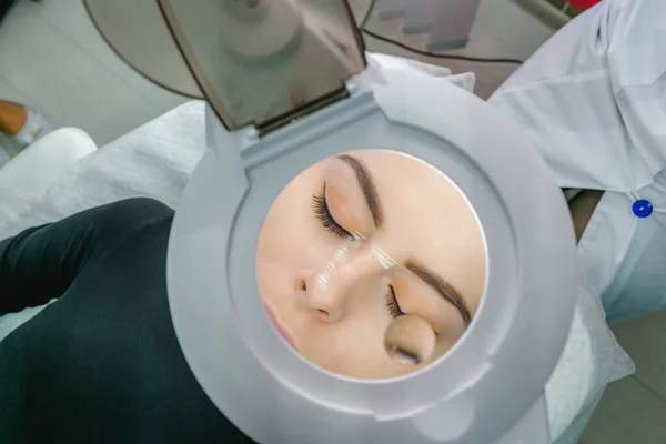 Kvinna Öga Genom Förstoringsglas Spa Salong Ansiktsmask Hudundersökning Med Förstoringsglas — Stockfoto