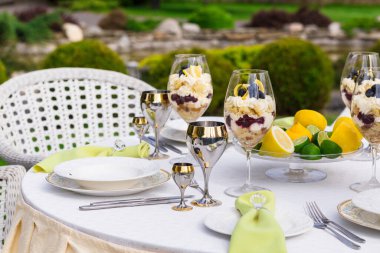 Ziyafet masasında altın yüzüklü peçetelerle süslenmiş.