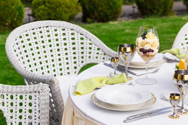 Ziyafet masasında altın yüzüklü peçetelerle süslenmiş.