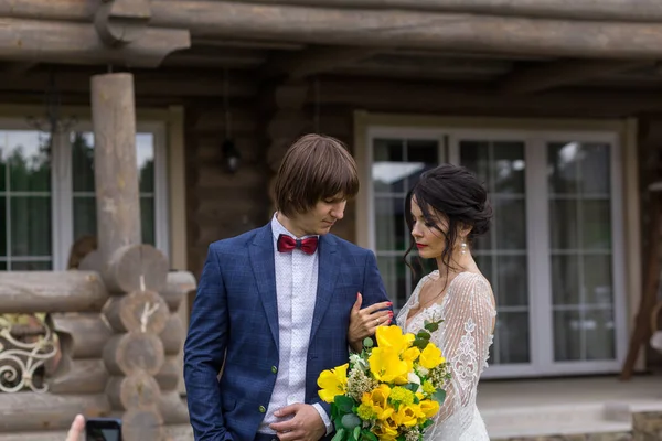 Recién Casados Posando Cerca Una Lujosa Mansión Madera Ceremonia Boda —  Fotos de Stock