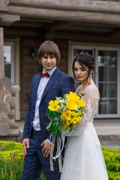 Nygift Poserar Nära Lyxig Träherrgård Bröllopsceremoni — Stockfoto