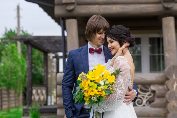 Recién Casados Posando Cerca Una Lujosa Mansión Madera Ceremonia Boda —  Fotos de Stock