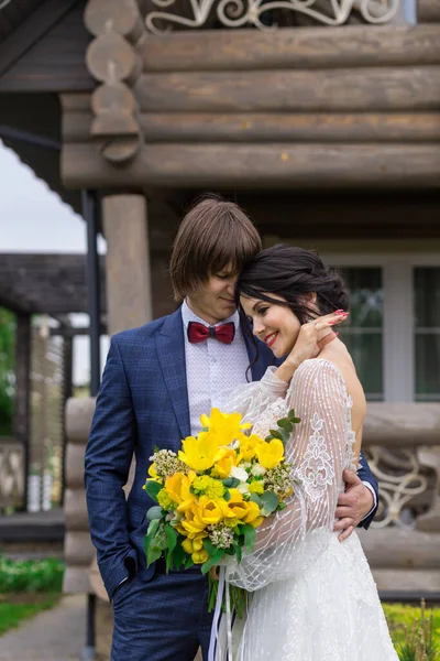 Recién Casados Posando Cerca Una Lujosa Mansión Madera Ceremonia Boda —  Fotos de Stock