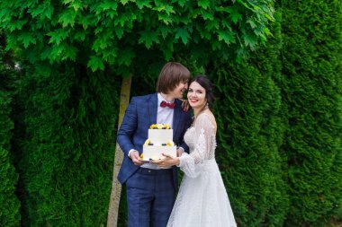 Yeni evliler ve nedimeler düğün ziyafetinde birlikte eğlenir ve düğün pastası yerler..