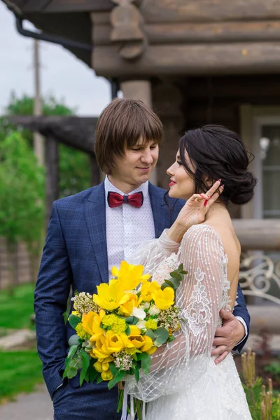 Recién Casados Posando Cerca Una Lujosa Mansión Madera Ceremonia Boda —  Fotos de Stock