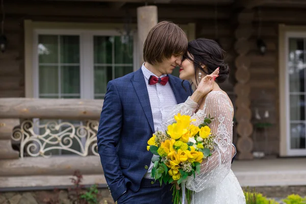 Recién Casados Posando Cerca Una Lujosa Mansión Madera Ceremonia Boda —  Fotos de Stock