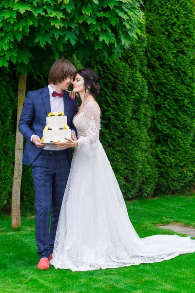 Pasgetrouwden Bruidsmeisjes Hebben Plezier Eten Samen Bruidstaart Frisse Lucht Bruiloftsbanket — Stockfoto