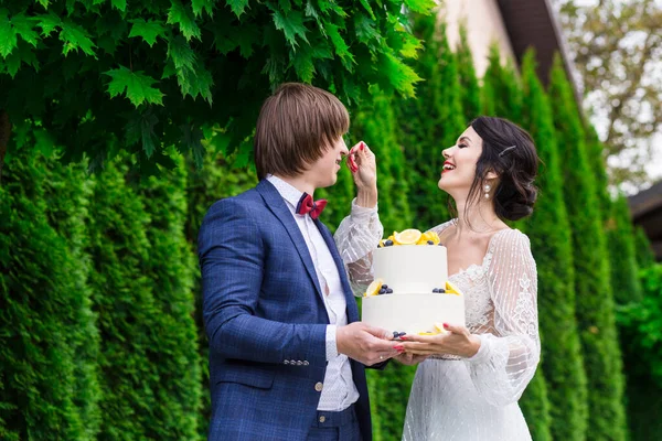 Pasgetrouwden Bruidsmeisjes Hebben Plezier Eten Samen Bruidstaart Frisse Lucht Bruiloftsbanket — Stockfoto