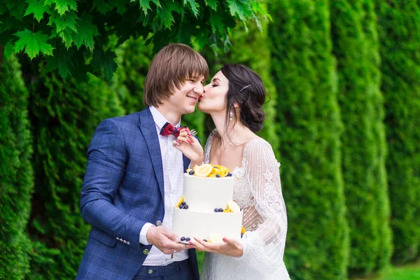 Recién Casados Damas Honor Divierten Comen Pastel Boda Juntos Aire —  Fotos de Stock