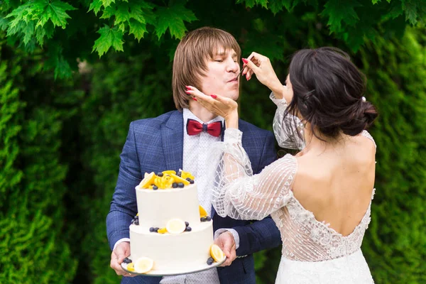 Novomanželé Družičky Baví Jedí Svatební Dort Společně Čerstvém Vzduchu Svatební — Stock fotografie