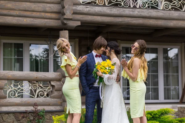 Nieuw Getrouwd Met Bruidsmeisjes Huwelijksceremonie Poserend Villa — Stockfoto