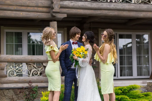 Recién Casada Con Damas Honor Ceremonia Boda Posando Villa —  Fotos de Stock
