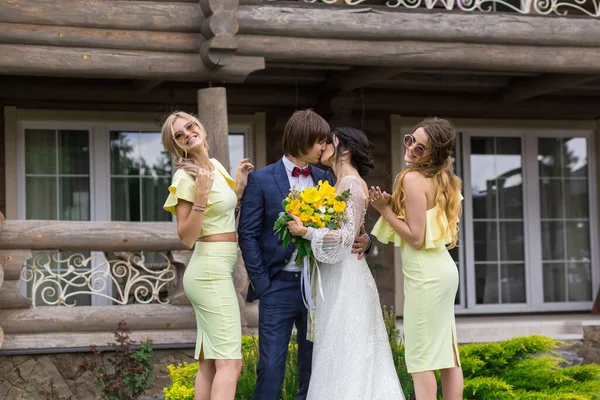 Nieuw Getrouwd Met Bruidsmeisjes Huwelijksceremonie Poserend Villa — Stockfoto