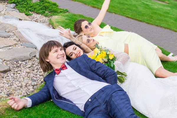 Nieuw Getrouwd Met Bruidsmeisjes Hebben Plezier Bruiloft Ceremonie — Stockfoto