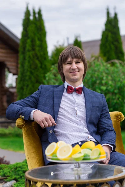 Groom Posant Pour Une Séance Photo Mariage Dans Cour Domaine — Photo