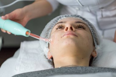 Güzellik uzmanında mor ışın tedavisi. Menekşe ışını, 20. yüzyılın başlarında elektroterapi adı verilen modası geçmiş tıbbi tedavide kullanılan antika bir tıbbi cihazdır..