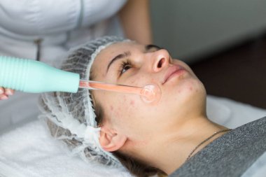 Güzellik uzmanında mor ışın tedavisi. Menekşe ışını, 20. yüzyılın başlarında elektroterapi adı verilen modası geçmiş tıbbi tedavide kullanılan antika bir tıbbi cihazdır..