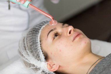 Güzellik uzmanında mor ışın tedavisi. Menekşe ışını, 20. yüzyılın başlarında elektroterapi adı verilen modası geçmiş tıbbi tedavide kullanılan antika bir tıbbi cihazdır..