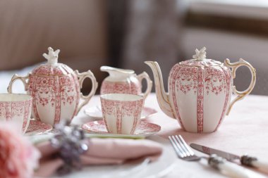 Kahvaltı çay seti, peçete ve sofra takımı ile servis edilir.