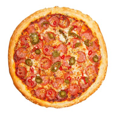 Sosis, biber, biber, jalapeno sosu ve beyaz arka planda izole edilmiş peynirli leziz İtalyan Yanan Pizzası.