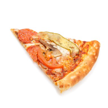 Pastırmalı, domatesli, salatalıklı, mantarlı ve peynirli leziz İtalyan pizzası.