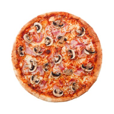 Lezzetli klasik İtalyan pizzası jambonlu, sosisli, domatesli, mantarlı ve peynirli beyaz arka planda. Üst görünüm.