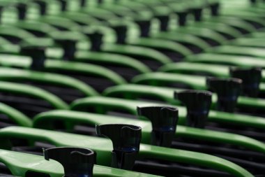 Hipermarkette alışveriş arabaları. Son derece sığ alan derinliği, seçici odaklanma.