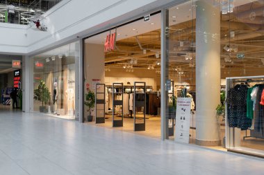 Grodno, Belarus - 07 Nisan 2021: HM mağazasındaki hırsızlığı önlemek için tarayıcı girişi