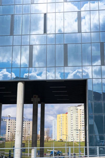 曇り空と太陽の複数の反射とファサードの建築の詳細 近代建築の外観 — ストック写真