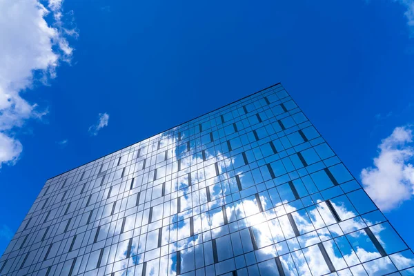 曇り空と太陽の複数の反射とファサードの建築の詳細 近代的な建物の外観 建築の抽象的背景 — ストック写真
