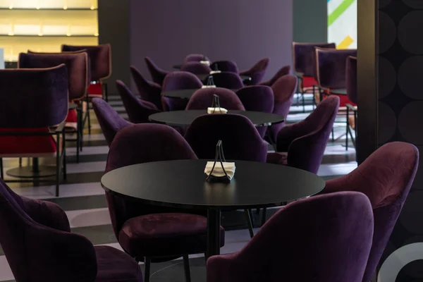 Uma Fileira Mesas Com Cadeiras Violetas Macias Confortáveis Para Visitantes — Fotografia de Stock