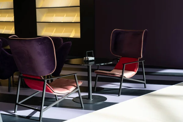 Zwei Tische Mit Weichen Bequemen Violetten Stühlen Für Die Besucher — Stockfoto