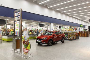 Grodno, Belarus - 02 Kasım 2018: İçinde araba olan alışveriş merkezi