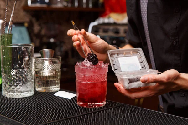 Een Mannelijke Barman Gebruikt Pincet Afgewerkte Cocktail Zorgvuldig Versieren Begrip — Stockfoto