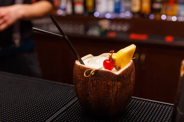 Cocktail Alcoolique Exotique Noix Coco Debout Sur Bar Tendre — Photo