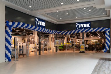 Grodno, Belarus - 07 Nisan 2021: Triniti 'deki JYSK mağazasının açılışı şerefine düzenlenen festival. JYSK, Danimarka 'nın en büyük perakendecisi, ev için her şeyi satan uluslararası bir zincir..