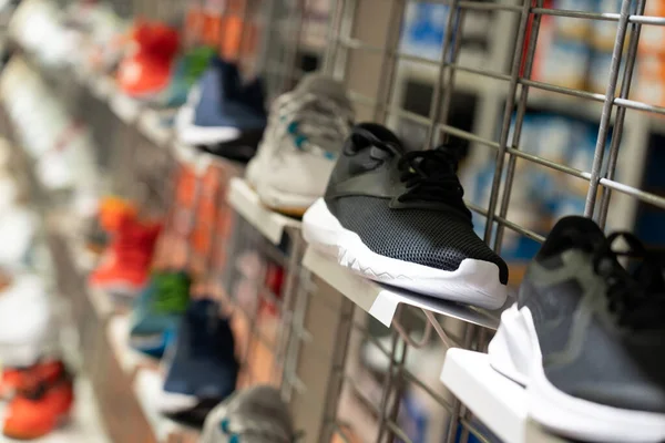 抽象模糊运动鞋在货架上的运动鞋商店背景 许多运动鞋在超级市场的货架上销售 其影响模糊不清 — 图库照片