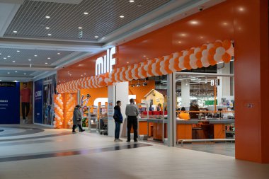 Grodno, Belarus - 07 Nisan 2021: Triniti 'deki MILE mağazasının açılışı şerefine düzenlenen festival. MILE bir DIY inşaat mağazaları ağıdır..