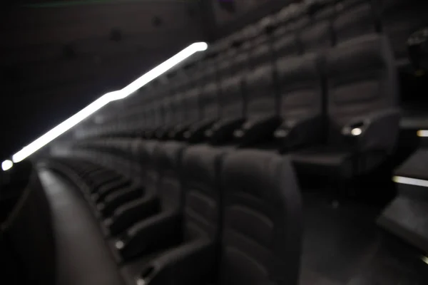 映画館で空の黒い革の座席の控えめなイメージ 素晴らしいエンターテイメント楽しい背景画像 — ストック写真