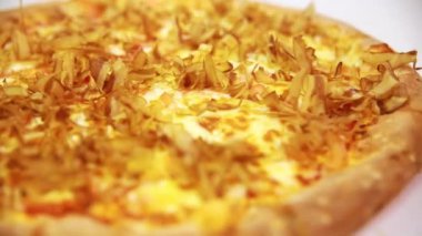 Somon talaşı serpiştirilmiş sıcak deniz ürünleri pizzası. Talaşlar sanki canlıymış gibi sıcak pizzanın üzerinde hareket ediyor.
