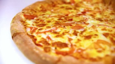 Sıcak deniz mahsullü pizza hamuruna somon talaşı serpiyorum..