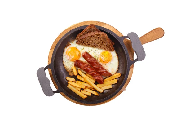 白い背景に隔離された木製のスタンドで揚げ卵 ソーセージ フライドポテトとパンでパンを調理する英語の朝食 — ストック写真