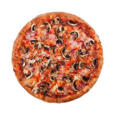 Lezzetli klasik İtalyan pizzası domuz pastırması, domates, mantar ve beyaz arka planda izole edilmiş peynir. Üst görünüm.