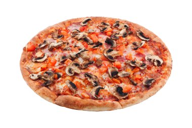 Lezzetli klasik İtalyan pizzası domuz pastırması, domates, mantar ve beyaz arka planda izole edilmiş peynir. Yan görünüm.