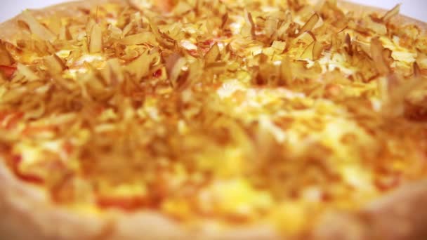 熱々のシーフードピザにサーモンの削り屑が振りかけられました シェービングは生きているように熱いピザに移動します — ストック動画